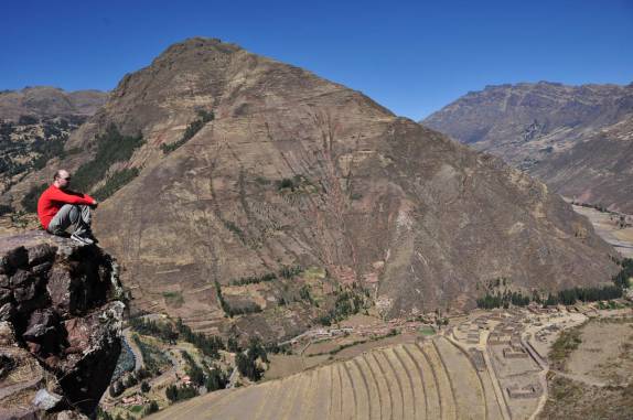 Do alto das ruínas, o Gustavo admira a grandiosidade do Valle Sagrado, nas proximidades de Cusco, no Peru